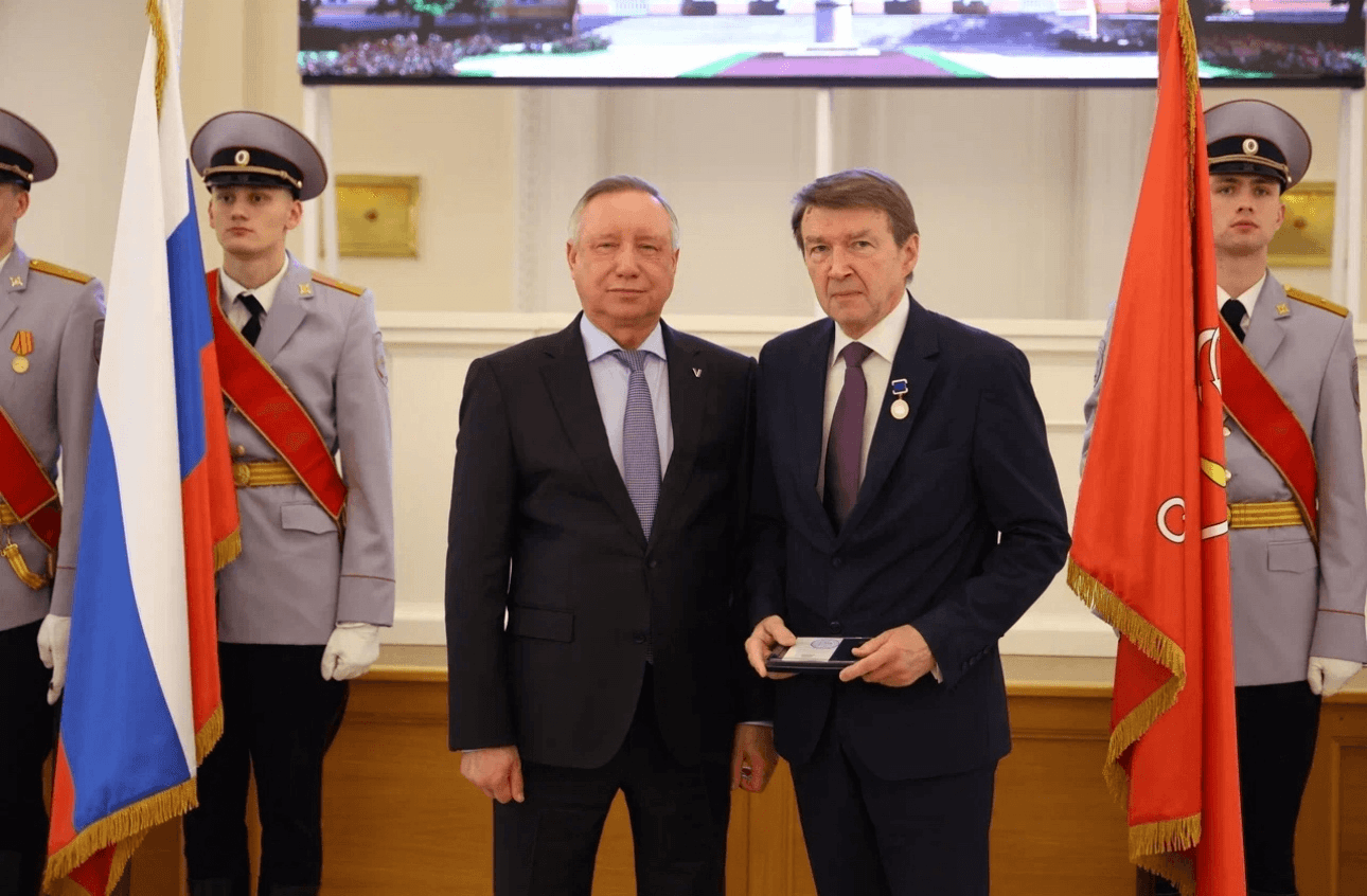 Губернатор Санкт-Петербурга Александр Дмитриевич Беглов вручил президенту РУССОФТ Валентину Леонидовичу Макарову медаль Валентин Макаров получил медаль «За особые заслуги в области международного сотрудничества Санкт-Петербурга»